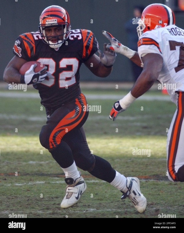 cincinnati-bengals-running-back-rudi-johnson-32-runs-around-cleveland-browns-defender-tyrone-rogers-in-the-first-half-sunday-dec-28-2003-in-cincinnati-ap-phototom-uhlman-2PF34P3.jpg